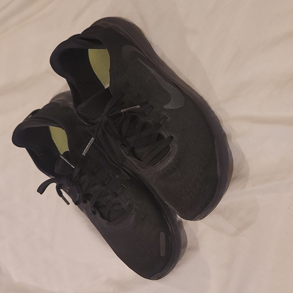 Black Nike Tennis shoes